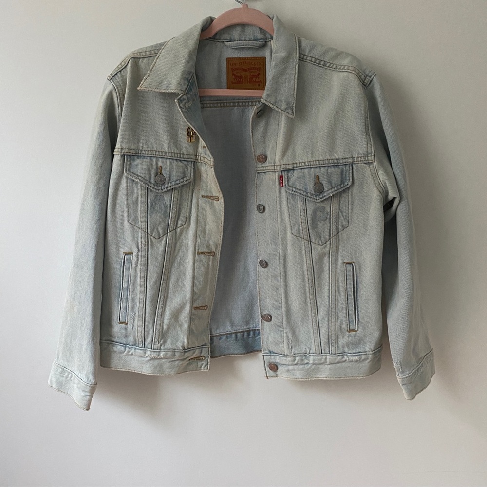 LEVI’S Light Wash Denim Jacket
